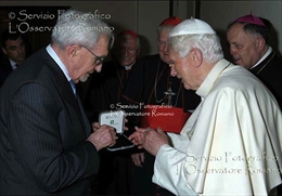 Maison du Monde, un dono per Papa Benedetto XVI